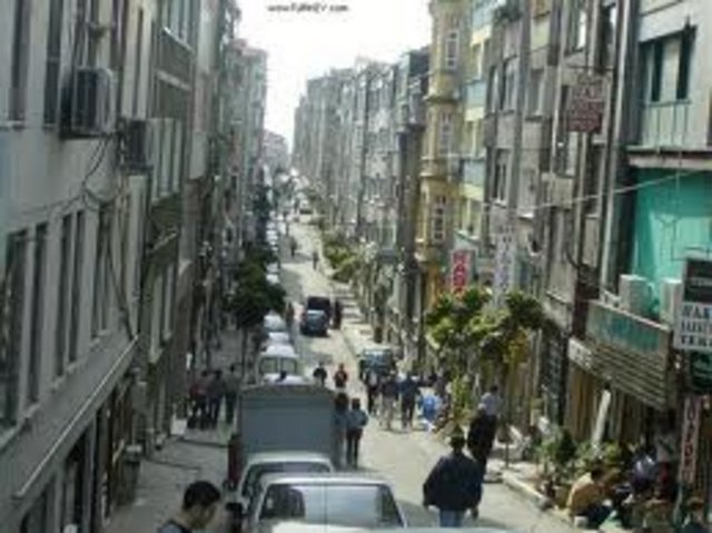 KURTULUŞ -                   - Avrupa yakasında,Pangaltı-Dolapdere-Feriköy-Elmadağ arasındadır. Semtin bilinen en eski adı Ayios Dimitrios tur.Daha sonraları semtte bulunan at ahırlarından dolayı Tatavla ismiyle anılmaya başlandı.Kanuni sultan Süleyman dönemindeki deniz fetihlerinde Akdeniz adalarından esir alınan,Müslüman olmayan sanatkarlar bu semtte iskan edildi.XVIII .yy.sonlarına doğru halkının çoğu rum ve italyanlardan oluşuyordu. Dönemin Osmanlı yönetimi buraya kısıtlı bir özerklik vermişti. Semt 12 kişilik bir ihtiyar heyeti ile1030 haneden seçilen 53 temsilci tarafından idare ediliyordu.Bu düzen Cumhuriyetin ilanından sonra kaldırıldı ve yöre halkı olayı bu yönetimden kurtuluş olarak benimsediğinden  semte  Kurtuluş adı verildi.