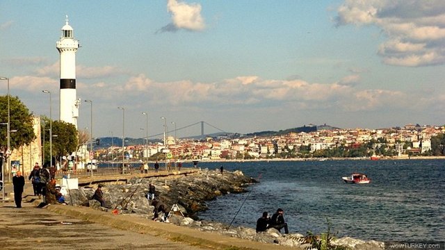 SARAYBURNU -                   - Haliç in Marmara denizine döndüğü yerde,tarihi yarımadanın doğu ucunda,Ahırkapı-Sirkeci arasındadır.İstanbul kenti nin çekirdeği olan Bizans Megara lılar tarafından İ.Ö.VII.yy. da burada kurulmuştur.Bizans döneminde Aziz Demetrios burnu olarak anılıyordu.Bu burun ile Ahırkapı arasında Mangonai sarayı vardı.Bu saray ve Osmanlı döneminde buraya yapılan saray (Bugünkü Topkapı sarayı) dolayısıyla semte Sarayburnu adı verilmiştir. -