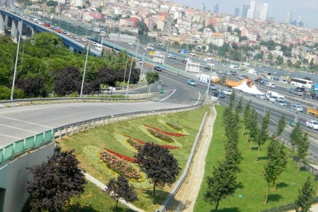 Bu kapı yakınlarındaki Blakhernai (Büyükler sarayı) denilen görkemli Bizans - yapısından dolayı semte Ayvan sarayı denilmeye başlandı.İsim zamanla Ayvansaray - olarak değişti.