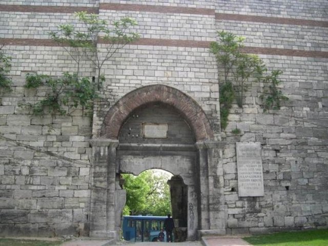 EDİRNEKAPI -  - Haliç-Yedikule arasındaki surların üzerindeki kapı Bizans döneminde Kharisios ve Polyhandria isimleriyle anılmıştır.Osmanlı döneminde Edirne karayolunun başlangıç noktası olduğundan Edirne kapısı adını almış ve bulunduğu semt Edirnekapı olarak anılmaktadır.