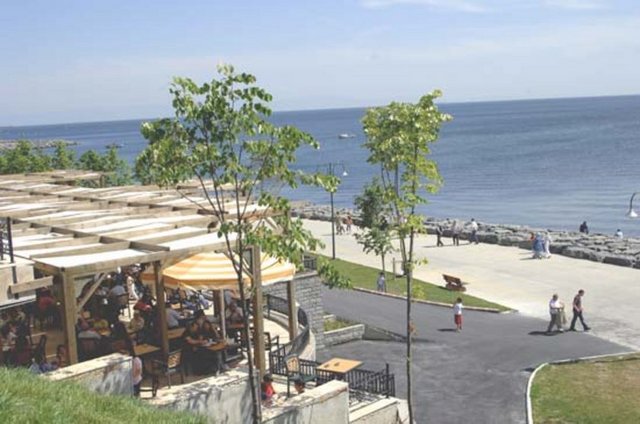 FLORYA -                  - Avrupa yakasında, Sefaköy-Yeşilköy-Küçükçekmece arasında ,Marmara kıyısındadır. Reşat Ekrem Koçu'ya göre İskender efendi namlı bir kişi burada yaptır- dığı bahçeye doğduğu kasabanın ismini vermiş (Forina Arnavutluk'ta küçük bir kasabadır) isim zamanla Florya'ya dönüşmüş ve semtin ismi olarak benimsenmiştir...