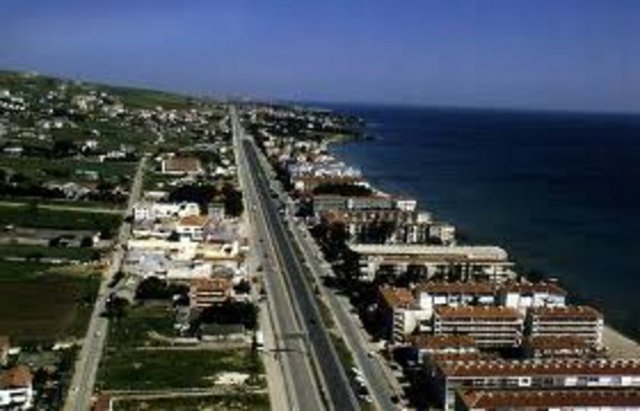 KUMBURGAZ -                   - Avrupa yakasında,Marmara kıyısında,Mimarsinan-Celaliye arasındadır. XIX.yy. da halkının çoğunluğu rum olan yerleşim kumunun bol olması nedeniyle Konumyo adıyla anılıyordu,mübadele sonrasında Kumburgaz adını almıştır.