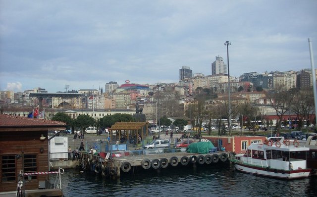 KASIMPAŞA -  - Avrupa yakasında Haliç kıyısında,Beyoğlu-Hasköy-Şişli arasındadır.Kanuni Sultan Süleyman ın vezirlerinden Güzelce Kasım paşa nın Padişah tarafından burada oturmayla görevlendirilmesi dolayısıyla  semt Kasımpaşa ismini almıştır. Güzelce Kasım paşa semte yaptırdığı cami (Cami-i Kebir),medrese ve diğer eserlerle yöreyi kalındırmıştır. -