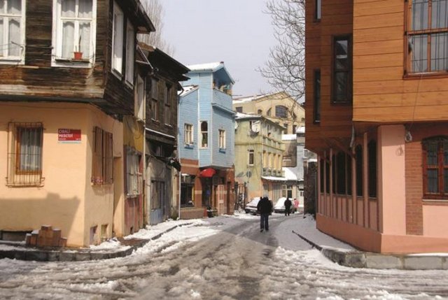 CİBALİ -  - Haliç kıyısında Unkapanı ile Fener semtleri arasındadır. Burada bulunan sur kapısı,İstanbul'un fethine katılan komutanlardan Cebe Ali Bey  adıyla anılmaya başlanmıştır. Cebe Ali Bey kapısı zamanla Cibali kapısına dönüşmüştür ve smtte Cibali ismini almıştır...