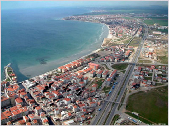 SİLİVRİ -                   - Avrupa yakasında,Tekirdağ sınırında,Marmara denizi kıyısındadır.Tarihi İstanbulla paraleldir.Bilinen ilk ismi Bria dır.Daha sonraları Trak dilinde kent anla- mına gelenAntik  Salymbria adı verilmiştir.İ.Ö. VII.yy.da Megara lılar tarafından yüksekçe bir tepeye yapılan kale etrafında yerleşim genişledi.İmparator Arcadius kente karısı Evadoksia nın adını (Evadoksiapolis) verdiysede bu isim benimsenmedi Adı önce Silimbri ve zamanla Silivri ye dönüşmüştür.