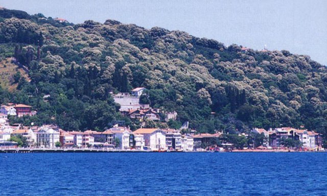 SARIYER -                   - Avrupa yakasında,Yenimahalle-Anadolukavağı-Kilyos arasında,boğaz Kıyısındadır.İsmi hakkında çeşitli söylentiler vardır.Vaktiyle buradayaşayan SarıBaba isimli bir dervişten geldiği anlatıldığı gibi,yörenin topraklarının sarı olduğu İçin bu ismin yakıştırıldığı da söylenmektedir.