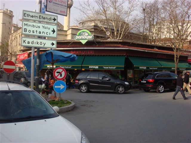 EMİRGAN -                   - Boğaz ın  Avrupa kıyısında Baltalimanı-İstinye arasındadır  IV Murat yöreyi,Revan kalesini çarpışmadan kendisine teslim eden (1635) Safevi  valisi Emirgüneoğlu na bağışlamıştır. Bir konak yaptıran Emirgüneoğlu burada yaşamış ve semt  Emirgün yada Mirgün olarak anılmış zamanla Emircan daha sonraları Emirgan şekline dönüşmüştür.