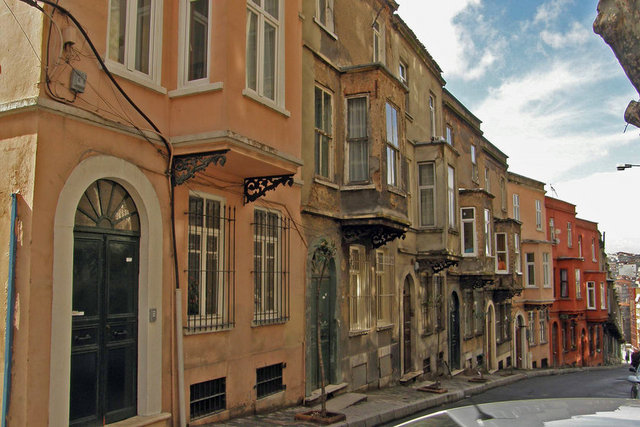 1-Osmanbeyde açılan  Osmanlı bankası o zamanki adı Hamam olan Pangaltıya yakındı ve semt bu bankadan dolayı Banka altı olarak anılmaya başlandı,isim - zamanla Pangaltıya dönüştü.