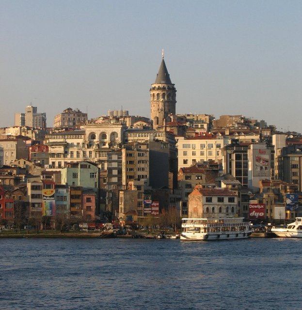 GALATA -                   - Avrupa yakasında Karaköy-Azapkapı-Şişhane-Tophane arasındadır.Antik dönemdeki adı Syki  yada Sycae  dir. Bizans imparatoru I Tiberios zamanında Haliç in denetimi için bugünkü Yolcu salonu yakınlarında surların üstüne büyük bir burç inşa ettirmiştir (Kastellion ton Galaton ) MS 578-582 ve yöre zamanla Galaton sonraları Galata adıyla anılmaya başlanmıştır.Ayrıca semtin ortasındaki kuleden ötürü bu ismin verildiği bir başka düşünüştür. Bir diğer söylentiye göre de Bizans dönemindeburada bulunan süt sağım yerlerinden dolayı Galaktos adıyla anılırken zamanla Galata ya dönüştüğüdür...