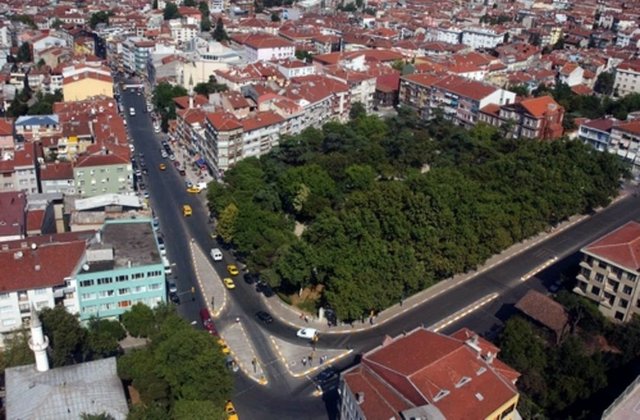 DOĞANCILAR -  - Anadolu yakasında Üsküdar-Kuyubaşı-Şemsipaşa semtleri arasındadır. Osmanlı döneminde padişah a doğan cinsi avcı kuşlar yetiştirmek,bakmak,av törenlerinde hizmet etmekle görevlendirilenler anadolunun çeşitli yörelerinden bulup getirdikleri kuşları İstanbul'da Doğancıbaşıya teslim etmek üzere buluştukları semte Doğancılar semti adı verilmiştir...