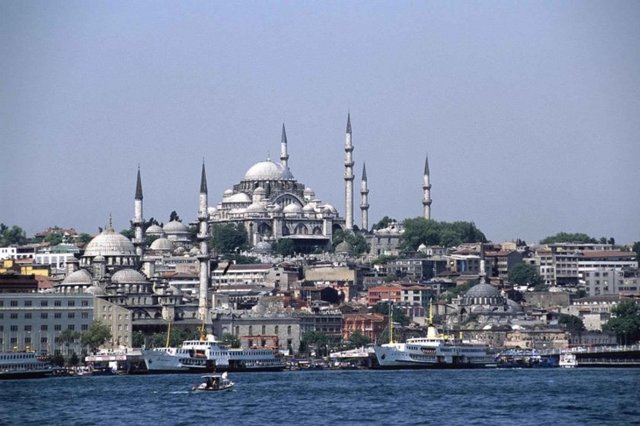 EMİNÖNÜ -                   - Haliç kıyısında Sirkeci-Sultanahmet-Unkapanı arasındadır.Fatih Sultan Mehmet döneminde burada kurulan gümrük emirliğinden dolayı  zamanla Eminönü şekline dönüşen isimle anılmaktadır.
