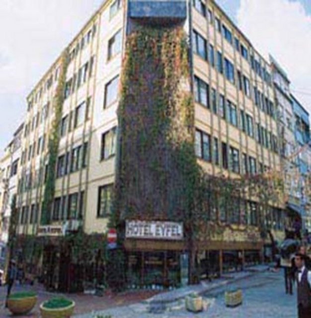 LALELİ -                   - Avrupa yakasında ,Aksaray-Beyazıt arasındadır.Uzun yıllar hasır bir kulübede yaşayan (XVI yy )ve öldüğünde vasiyeti üzerine kulübesinin yanına gömülen Türk dervişi Laleli Baba nın mezarının bulunduğu yere Osmanlı Padişahı III Mustafa 1757 yılında  bir cami yaptırmıştır. (Laleli Baba cami ve külliyesi) Önceleri Lalelibaba olarak bilinen semtin ismi zamanla Laleli olarak değişmiştir.