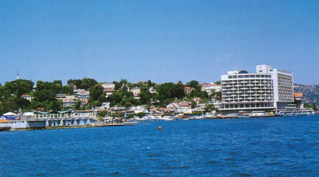 TARABYA -  - Avrupa yakasında,Boğaz kıyısında,Rumelihisarı-Yeniköy arasındadır. Havasının temizliği,güzelliği sebebiyle  Antik çağda Pharmacias sonraları Therapie (Tedavi,İyileştirme) İsimleri ile anılıyordu.Semtin adı zamanla Tarabya şekline - dönüşmüştür.