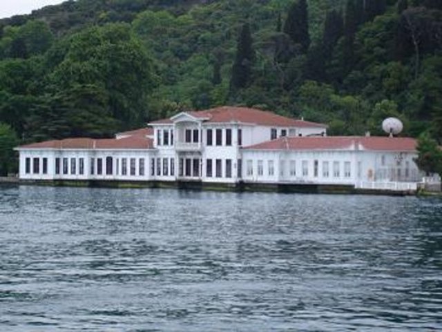 KANDİLLİ -  - Boğazın Anadolu kıyısında , Vaniköy ile Anadoluhisarı arasındadır. Antik çağdaki adı Ekhaia dır. Zaman zaman Göksu dan deniz yolu ile saraya dönen padişahlar için yakılan kandillerden yada IV Murat ın Revan seferinden dönüşünde bu semtteki köşkte doğan şehzadesi Mehmet için yedi gece yakılan kandillerden dolayı semte Kandilli köy adı verilmiş,zamanla Kandilli şeklini almıştır.