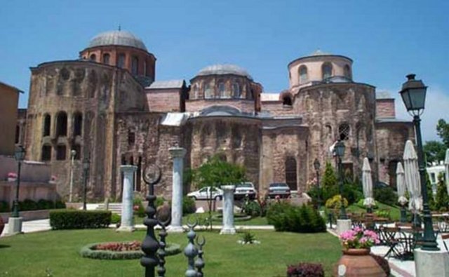 ZEYREK -  - Avrupa yakasında,Unkapanı-Saraçhane-Fatih semtleri arasındadır. Ünlü Bizans kilisesi Pantakrator İstanbul un fethinden sonra camiye çevrilen ilk kiliselerdendir. Bu caminin ilk Müderrisi Zeyrek Mehmet Efendi den dolayı camiye semt Zeyrek Mehmet Efendi diye anılmaya başlandı ,isim zamanla Zeyrek şekline dönüşmüştür. -