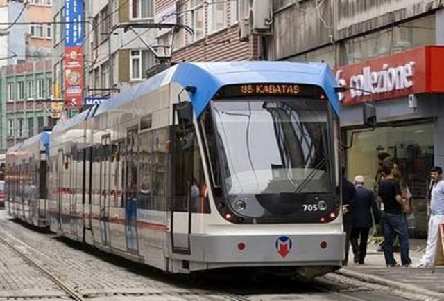 DUDULLU -  - Anadolu yakasında,Şile yolu üzerinde,Üsküdar merkezine 18 km. uzaklıktadır.Fatih Sultan Mehmet İstanbul un fethi sırasında Duduoğlu aşiretine yaptık-ları hizmetlerden dolayı küçük bir köy olan yerleşim ve çevresini hediye etmiştir.Zamanla Duduoğlu aşireti buradan göçmüş olmasına rağmen yörenin adı Dudulu olarak benimsenmiştir...