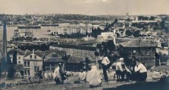 Sultanın köşkün yapılması talimatını verirken,     -   -Kavak boylu aynalara yakışır bir kasr isterim .    demesiyle bu kasr Aynalıkavak - ismiyle anılmaya başlanmıştır.