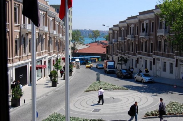 Projenin tamamlanması II.Abdülhamit e nasip olmuştur. Kira,irat getiren - anlamındaki Akaret ismi bu binalara yakıştırılarak semte Akaretler adı verilmiştir.