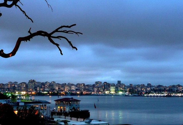 KALAMIŞ -  - Anadolu yakasında,Fenerbahçe ye bitişik,Marmara denizi kıyısındadır. Eski ismi yunanca sazlık ve kamışlık anlamında Kalamis iken zamanla Kalamış şeklini almıştır. -