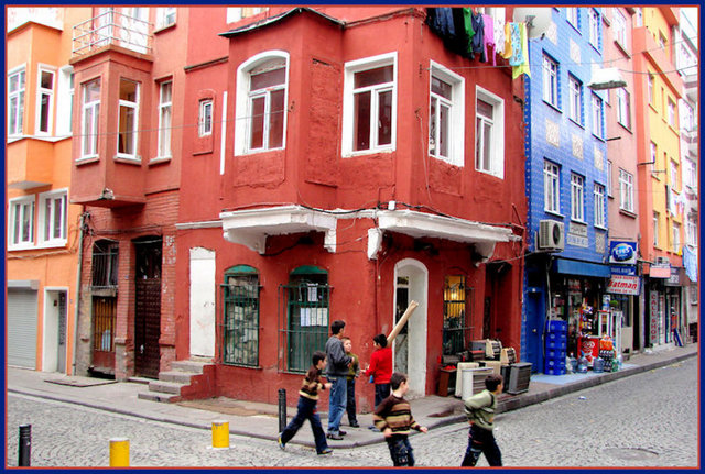 KUMKAPI -  - Avrupa yakasında,Marmara kıyısında,Ahırkapı-Yenikapı arasındadır. Bizans döneminde burada Kontoskalion  limanı ve yarım daira şeklindeki surlarda bir kapı bulunmaktaydı.Bu limanın hemen yanında Kaisariu denilen ikinci küçük bir liman daha vardı.bu küçük limana şehre getirilen kumlar boşaltılıyordu. Bu sebeple surlardaki kapı Kum kapısı semtte Kumkapı olarak  benimsenmiştir.