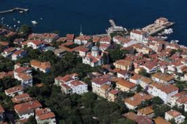 Burgaz adası: Antik çağdaki adı Antigoni dir. Bizans döneminde Prygas - (Hisar) adıyla anılmaktaydı -