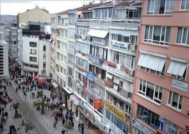 BAHARİYE -  - Anadolu yakasında,Kadıköy-Fenerbahçe-Moda arasındadır.Kentte yerleşimin yaygın olmadığı dönemlerde, İstanbulluların yazlık olarak kullandıkları bir semtti. Bir söylentiye göre, bahar aylarında semtteki hareketliliğin artması sebebiyle baharlık anlamında 'Bahariye' adı verildiğidir...