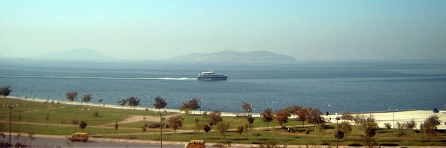 SUADİYE -                   - Anadolu yakasında,Erenköy-Bostancı arasındadır. Osmanlının son döneminde maliye nazırı (1900-1906) Reşad paşa nın genç yaşta ölen kızı Suad - ve damadı için Suadiye camisini yaptırmıştır.Semt adını bu camidan almıştır.