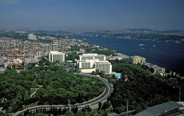 MAÇKA -                   - Avrupa yakasında,Beşiktaş-Harbiye-Dolmabahçe-Nışantaşı-Harbiye semtleri arasındadır.Adının Farsça Masgah(Nişangah) tan geldiği söylenmektedir. Zamanla Maçka ya dönüşmüştür. Bir diğer söylentiye göre de Fatih Sultan Mehmet in 1461 yılında Trabzon'u fethinden sonra Trabzondan buraya gönderilen Maçkalılardan dolayı semte Maçka adının verildiğidir.