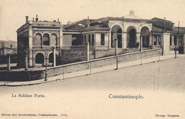 CAĞALOĞLU -                   - Avrupa yakasında,Sultanahmet-Beyazıt-Eminönü arasındadır. 16.yy. da yaşamış Osmanlı sadrazamı Cağaloğlu Sinan Paşa'nın bu semtteki sarayından ve yaptırdığı cami den dolayı bu ismi almıştır...