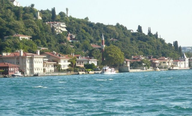 VANİKÖY -  - Anadolu yakasında,Çengelköy-Kandilli arasındadır.Bizans dönemindeki adı Nikapolis (Güzel kent) dir.IV.Mehmet in vezirlerinden Köprülü Fazıl Ahmet paşa tarafından,din alimi ve vaiz Mehmet efendi Vandan getirilerek bu semte yerleştirilmiştir.Burada bir cami yaptıran Mehmet efendi Vandan gelen,Vanlı  anlamında Vani Mehmet efendi olarak tanınmıştır ve semt onun anısına Vaniköy - olarak anılmaya başlanmıştır. -