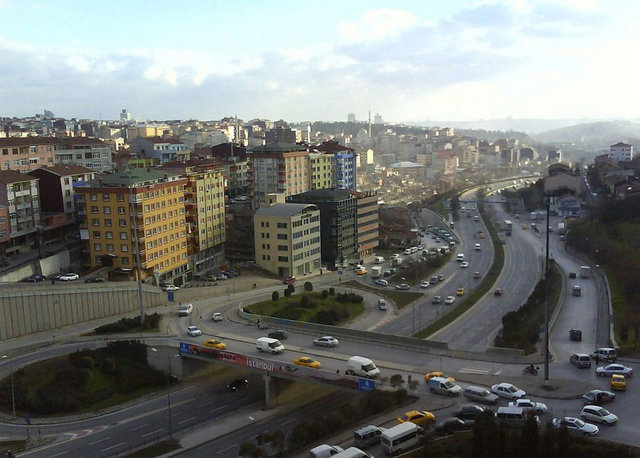 OKMEYDANI -                   - Avrupa yakasında,Şişli-Kasımpaşa-Mecidiyeköy-Halıcıoğlu arasındadır. İstanbul un fethi sırasındaFatih Sultan Mehmet in otağ kurduğu yerdir. 1490 yılında Fatih  in burada ondokuz sınır taşıyla sınırları belirlenen çok geniş bir alana  Tekke-i  Tirendezan  (Okçular tekkesi ) yaptırmasıyla semt Okmeydanı olarak anılmaya baş- lanmıştır. -