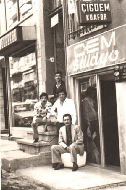 FERİKÖY -                   - Avrupa yakasında,Kurtuluş-Şişli-Harbiye-Kasımpaşa arasındadır.Semtin - ismi hakkında değişik söylentiler vardır. İstanbul'un ünlü Levantenlerinden Mösyö Ferry Galata da oturur ve za- man zaman bu cıvadra ava çıkarmış.Daha rahat avlanabilmek için buraya bir köşk yaptırmış ve semtteki yerleşim bu köşk etrafında yoğunlaşır.Yöre Ferry nin köyü - olarak anılmaya başlanır ve isim zamanla Feriköy e dönüşür. Bir başka söylentiye göre de Osmanlı padişahı A.Mecit tarafından bugün - semtin bulunduğu geniş arazi Madam Feri ye bağışlanmıştır.Feri nin köyü ismi zamanla Feriköy'e dönüşmüştür...