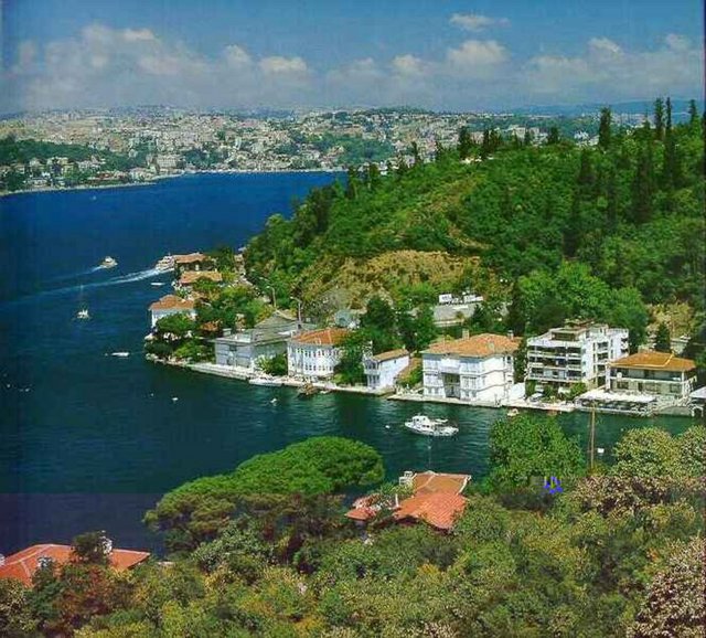 KANLICA -                   - Boğazın Anadolu kıyısında Çubuklu ile Anadoluhisarı arasındadır. Antik çağdaki adı Phriksulimen  dir. Osmanlıların İstanbulu almalarından önce burada Kangılı diye bilinen bir Türk boyunun yerleştiği sanılmaktadır.Bazı eski vakfiyelerde Kanglıcak diye sözedilmektedir.İsmin zamanla Kanlıcaya dönüştüğü söylenmektedir.