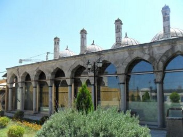 ŞEMSİPAŞA -                   - Anadolu yakasında,Üsküdar-Salacak arasında,Boğaz kıyısındadır.Yavuz Sultan Selim e hizmet etmiş,Kanuni Sultanselimin Beylerbeylerinden,II Selim in vezirlerinden Şemsi paşa bu semtte Mimar Sinan a bir cami yaptırmıştır.Şemsi paşa camisi çevresinde oluşan yerleşim aynı adla anılmaktadır.