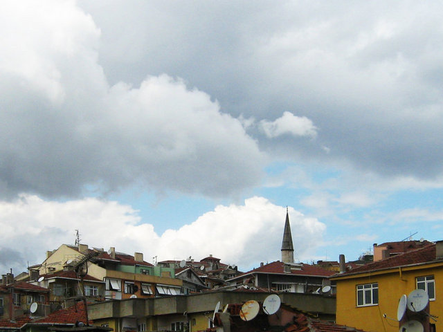 SULTANTEPE -                   - Anadolu yakasında,Üsküdar iskelesinin üst tarafında,Kuzguncuk-Altuni- - zade-Üsküdar arasındadır.Eski adı Hacı Hesna hatun mahallesidir.Mihrimah sultan ın dadısı olan Hesna hatun yaşlılığı sebebiyle saraydan ayrıldığında kendisine nerede yaşamak istediği sorulmuş oda yüksekçe bir yer olsun baktığımda her yeri göreyim demştir.Bunun üzerine bugünkü sultantepede kendisine bir konak yaptırılmıştır.Hesna hatun burada yaşadığı sürece saraya mensup kişilerden ilgi , saygı görmüş sık sık ziyaret edilmiştir.Saraya mensup birisi olduğundan ve sultanlarca saygı görmesi nedeniyle köşkü ve çevresi Sultantepe olarak anılmaya başlanmıştır.         -