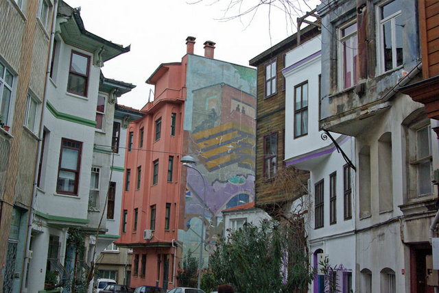 KUZGUNCUK -                   - Boğazın Anadolu kıyısında Üsküdar-Beylerbeyi arasındadır.Bizans dönemindeki ismi  Khrysokeramos dur.(Bizans İmparatoru İustinios tarafından yaptırılan  yaldızlı kiremitleri ile ünlü kilisenin adıdır.) Fatih Sultan Mehmet döneminde  buraya yerleşen Kuzgun Baba adlı bir erenden dolayı bu isimle anıldığı sanılmaktadır. -