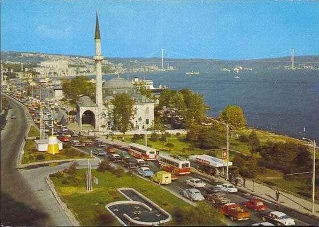 FINDIKLI -                   - Avrupa yakasında,Tophane-Kabataş-Cıhangir semtleri arasında ,boğaz kıyısındadır.Bizans dönemindeki adı Ayanyhios dur. Semtin isminin kaynağı net değildir.Tarihçi Hammer e göre semt ismini İtalyanca Fanduco dan almıştır.Fanducohan,konukevi anlamındadır.Bizans döneminde burada bulunan han semte ismini vermiştir.Osmanlı döneminde burada ilk yerleşimler Kanuni Sultan Süleyman döneminde başlamıştır.Kıyı ve yamaçlar boyunca bulunan fındık bahçelerinden dolayı bu ismin verildiği de öne sürülmektedir.Osmanlı kaynaklarında da burada fındıklı deresinin bahsedilmektedir...