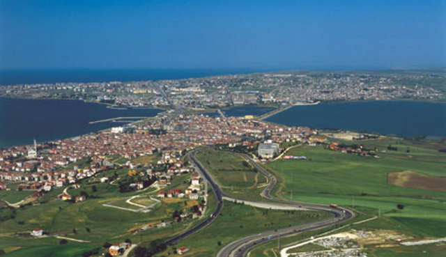 Anadolu'yu batıya bağlayan yol üzerinde bulunan bu boğazları geçmek için boğazın iki yakasında sahile çakılı kazıklara bağlı halatlar gerilerek ve sal üzerinde bu halatlar çekilerek karşıdan karşıya geçiliyordu. Çekerek çalışan bu sisteme çekmece adı verilmiştir.Zamanla buradaki yerleşimlere bu isim yakıştırılmıştır,birbirinden ayrılması için birine Büyükçekmece diğerine Küçükçekmece adı verilmiştir...