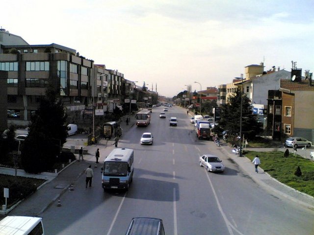 ALTUNİZADE Anadolu yakasında,Kısıklı-Bağlarbaşı arasındadır.Önceleri yazlık yerleşim yeri olan semte XIX. yy da burada yaşamış olan askeri şura üyesi - İsmail Zühtü paşa bir cami ve hamam yaptırmıştır.Cami çevresinde yoğunlaşan yerleşim Altunizade olarak anılmaya başlanmıştır.