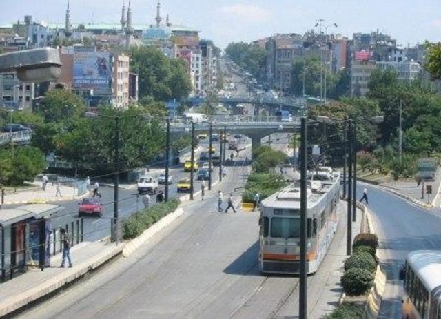 İstanbulun  Osmanlılar tarafından alınmasından sonra,İshak Paşa nın Karamanoğulları üzerine yaptığı seferde  Konya Aksaray daki halkın bir kısmı İstanbul un Türkleştirilmesi düşüncesi ile bu semte yerleştirildiğinden dolayı semt Aksaray adı ile anılmaya başlandı.
