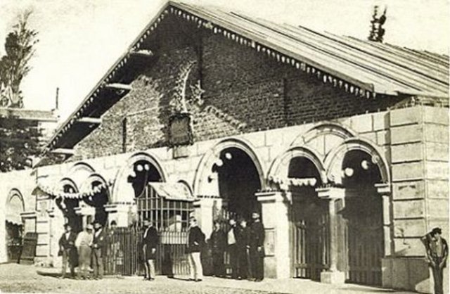 4-Semtte çoğunlukla Rum,ERmeni ve İtalyan Katolikler oturmaktaydı. özellikle İtalyan Levantenler semtte bolca bulunan fırınları çaliştirıyordu.İtalyanca Pani (ekmek) , Caldi (sıcak) kelimelerinin birleşimi Panicaldi zamanla Pangaltı'ya dönüşmüştür.