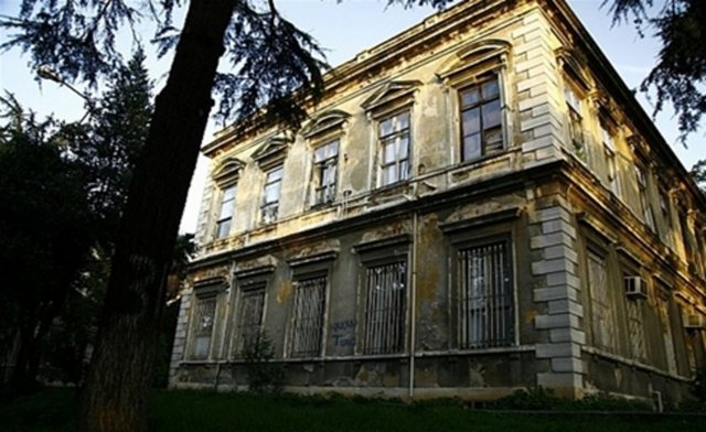 ZEYNEPKAMİL -                   - Anadolu yakasında,Selimiye-Karacaahmet-Bağlarbaşı-Toptaşı semtleri arasındadır.Sadrazam Yusuf Kamil paşa (1808-1883) memuriyetinin ilk yıllarında Mısır da görevli iken Mısır valisi Mehmet Ali paşa nın kızı Zeynep hanımla evlendi.Eşi ile birlikte İstanbul a döndüklerinde oturmakta oldukları konaklarının yakınlarına hayrat olarak  bir hastane yaptırdılar.Hastane etrafında yerleşim yoğunlaşmasıyla,semt ve hastane Zeynepkamil ismiyle anılmaya başlanmıştır. -