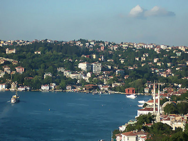 ÇENGELKÖY -  - Anadolu yakasında Beylerbeyi-Vaniköy arasındadır.Bizans İmparatoru Justinianos buraya karısı Sophia için bir saray yaptırmıştır ve semte Sophianea adı verilmiştir. Osmanlı döneminde bu semtte gemi çapalatrı imal edildiğinden adı Çengel Köyü olarak benimsenmiştir. Zamanla Çengelköy şeklini almıştır. Bir başka söylentiye görede; Osmanlı döneminde leventlikten yetişen Çengeloğlu Tahir paşa (Sonradan Kaptan-ı Deryalığa kadar yükselmiştir) bu semtte oturmuş ve yörede mescit,çeşme gibi yaptırmış ve birçok hayır işlerine önayak olmuş semtin sevilen kişilerinden biri olmuştur, emte bu sebepten onun ismi verilmiştir...