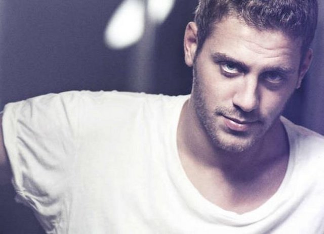 Survivor adasından döndükten sonra futbolcu Tuncay Şanlı ile ilişkisini bitiren Fatmagül Fakı ile Ali Yörenç geçtiğimiz günlerde Bodrum'da Türkbükü'nde bir otelde el ele görüntülendi...