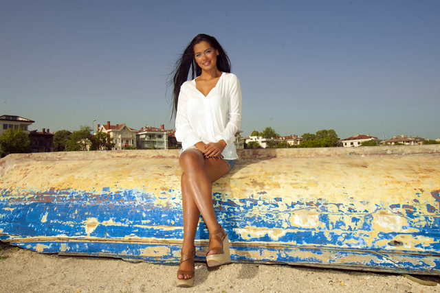 Yaklaşık iki haftadır birilikte olan genç sevgililerin çok mutlu olduğu öğrenildi...