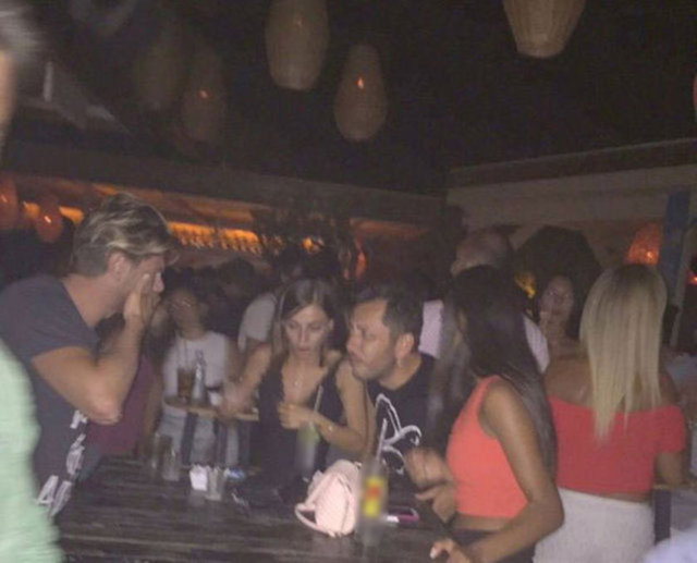 Yunus Emre ÇINAR / HT MAGAZİN - Aranjör Ozan Çolakoğlu, geçen hafta Çeşme'de sevgilisi Gülşen'den habersiz kendisine eşlik eden güzellerle sabaha kadar eğlenmişti.