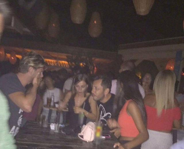 Ünlü aranjör, mekânı sabah 07.00'de aynı kadınla terk etti.