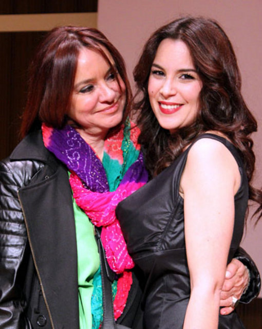 Annesi Arzu Okay'ın kısa sürede 100'den fazla film çektiğini ve başarılı işlere imza attığını belirten Eda Su Neidik...