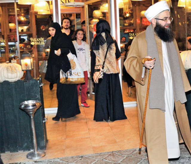 Habertürk objektiflerine burada yakalanan Cübbeli Hoca, fotoğraflarının çekilmesinden hiç de memnun olmadı.