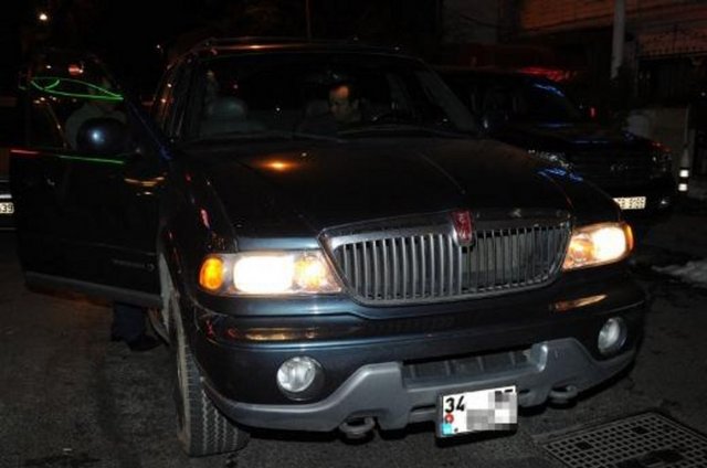 Cübbeli Ahmet Hoca, karşısında gazetecileri görünce şaşırdı. Cübbeli'nin eşi ise fotoğraflarının silinmesini istedi.